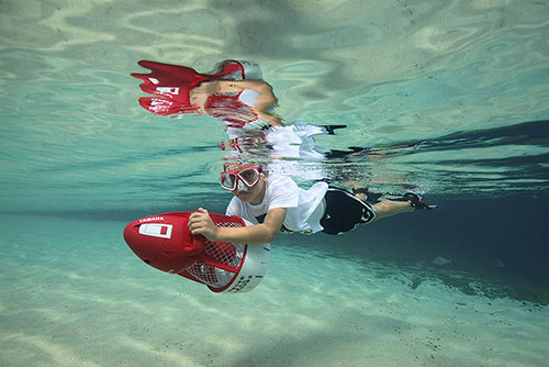 Kind benutzt Yamaha Unterwasser-Scooter