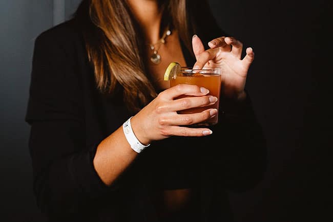 Xantus - Frau mit Drink in der Hand