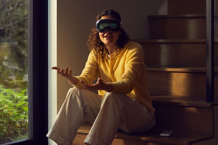 Apple Vision Pro eine Frau mit der Brille auf der Treppe