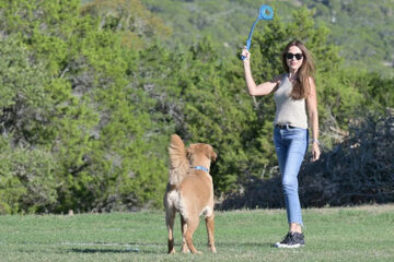 Gitit MAX! - Hochleistungs-Hundespielzeug. Frau spielt mit Hund.