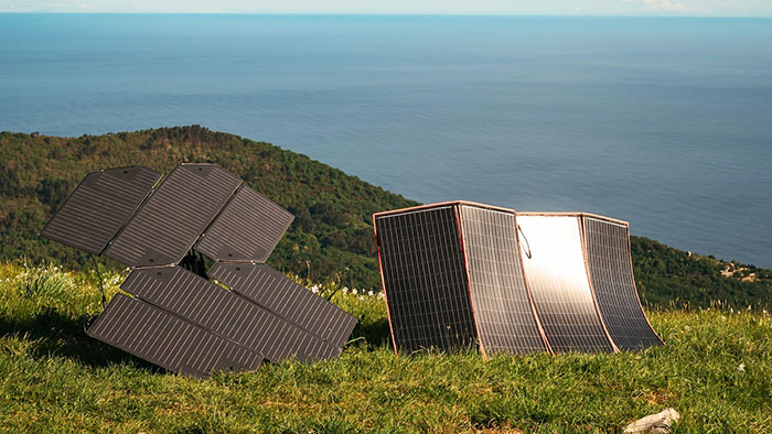 Solarmodul ausgeklappt an der Küste