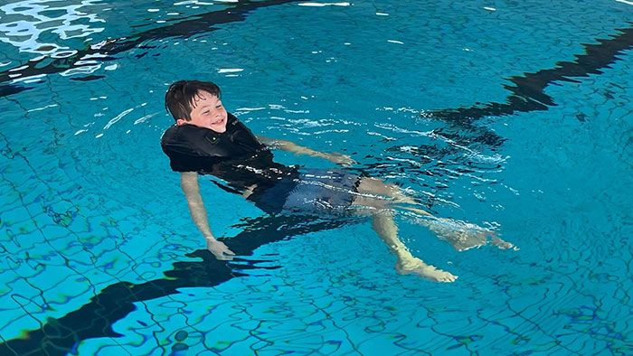 SWÖM Junge treibt im Wasser
