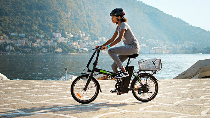 Eine Frau auf dem Fahrrad mit dem VirtusX1 am See