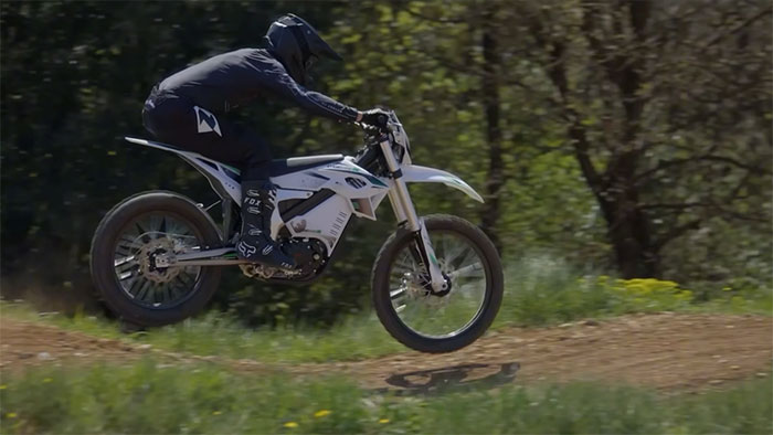 Dirtbike hoher Sprung