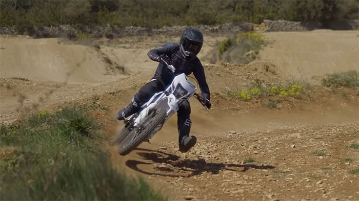 Dirtbike im Gelände Kurvenfahrt