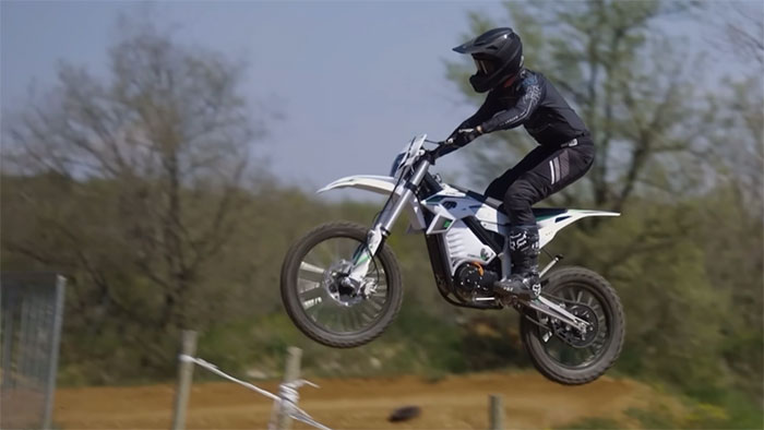 Dirtbike beim Sprung