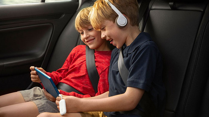 AirFly Pro am Tablet im Auto