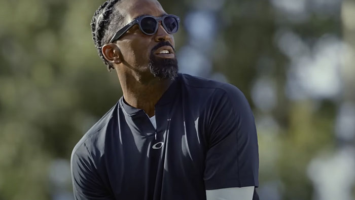 Die Oakley Meta Brille ist damit klar auf einen aktiven Lebensstil und Sporteinsatz ausgerichtet – ideal für professionelle Athlet*innen und aktive Alltagspioniere.