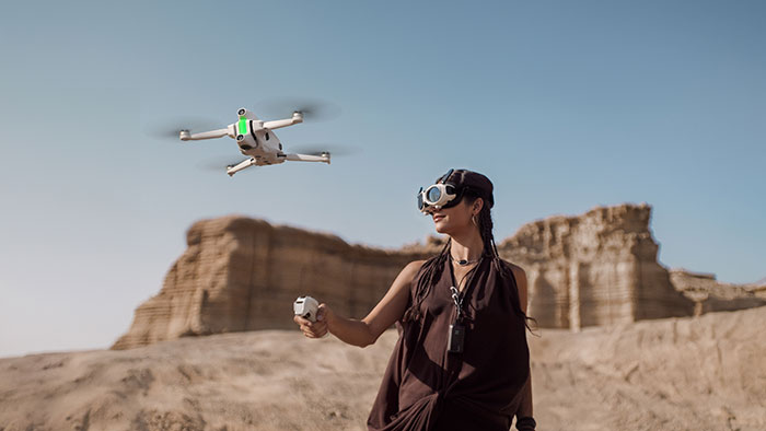 Intuitives Fliegen mit Vision-Brille und Griff-Controller