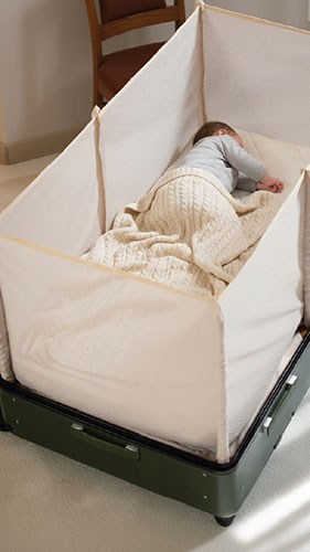 Vom Koffer zum Baby-Reisebett in wenigen Handgriffen